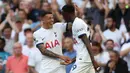 Pemain Tottenham Hotspur, Pape Matar Sarr (kanan) melakukan selebrasi bersama rekannya, Pedro Porro setelah mencetak gol ke gawang Manchester United pada laga pekan kedua Liga Inggris 2023/2024 di Tottenham Hotspur Stadium, London, Inggris, Minggu (20/08/2023) WIB. (AFP/Adrian Dennis)