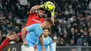 Kiper Fiorentina Pietro Terracciano (atas) melakukan penyelamatan bola dari pemain Lazio Sergej Milinkovic-Savic pada pertandingan sepak bola Liga Italia di Olympic Stadium, Roma, Italia, 29 Januari 2023. Lazio ditahan imbang 1-1 oleh Fiorentina. (AP Photo/Alessandra Tarantino)