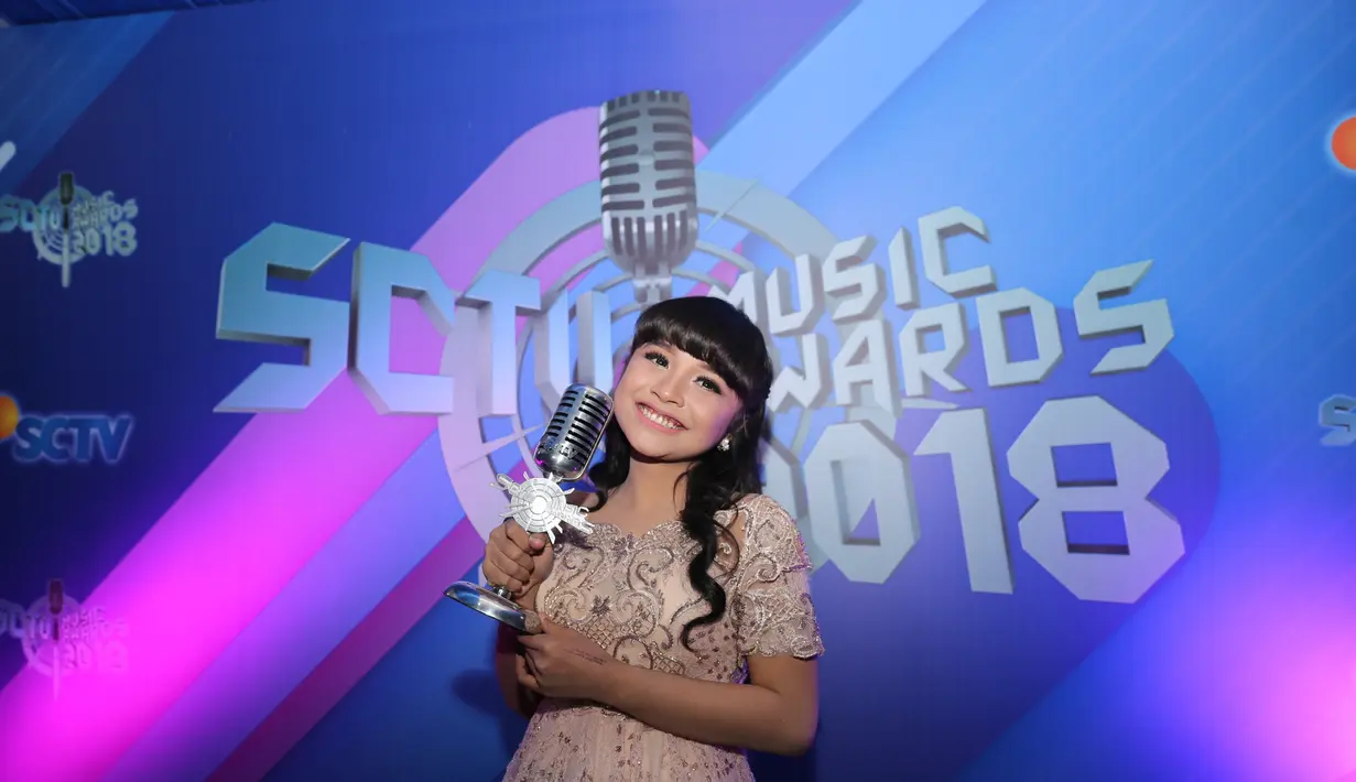 Ekspresi  penyanyi dangdut asal Pasuruan berusia 15 tahun usai menerima penghargaan. Ia meraih suara terbanyak mengalahkan para pesaingnya. (Adrian Putra/Bintang.com)