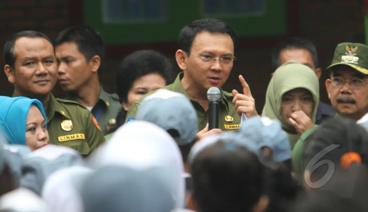 Gubernur DKI Basuki Tjahaja Purnama saat memberikan pengarahan disela tinjauannya di hari pertama pelaksanaan ujian nasional (UN) di SMKN 27 Jakarta, Senin (13/4/2015). (Liputan6.com/Herman Zakharia)