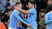 Dua pemain Manchester City, Phil Foden dan Julian Alvarez. (Bola.com/Dok.AFP/OLI SCARFF).