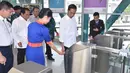 Presiden Joko Widodo melewati pintu masuk  yang berada di kawasan Bandar Udara Kualanamu, Medan (3/3). Kereta ARS ini adalah kereta pertama yang mempelopori secara efektif dari pusat kota menuju bandar udaranya secara efektif. (Setpres/Agus Suparto)
