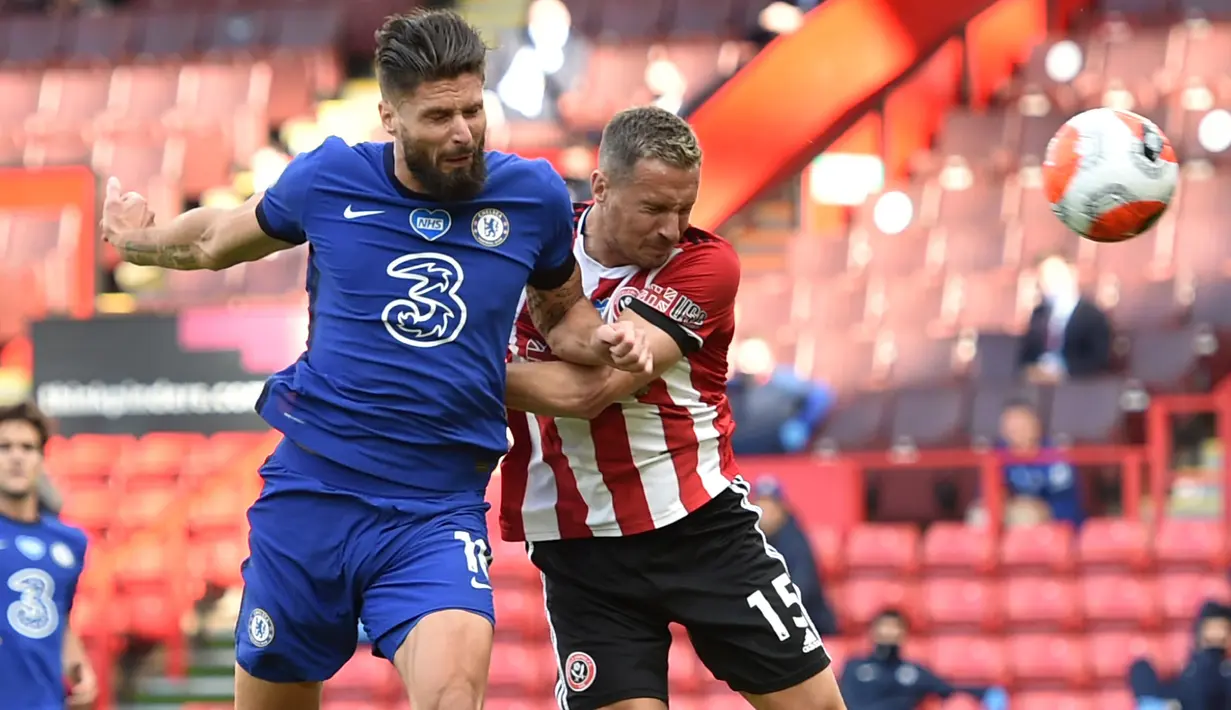 Penyerang Chelsea, Olivier Giroud berebut bola dengan pemain Sheffield United, Phil Jagielka pada pekan ke-35 Liga Inggris di Bramall Lane, Minggu (12/7/2020) dini hari WIB. Chelsea dihajar 0-3 oleh Sheffield United. (Peter Powell/Pool via AP)