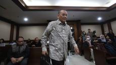 Terdakwa kasus dugaan gratifikasi dan Tindak Pidana Pencucian Uang (TPPU) yang juga mantan Sekretaris Mahkamah Agung (MA), Nurhadi, sesaat sebelum menjalani sidang pembacaan putusan di Pengadilan Tindak Pidana Korupsi (Tipikor) Jakarta, Rabu (1/4/2026). Hari ini Rabu (1/4/2026), Majelis Hakim Pengadilan Tindak Pidana Korupsi (Tipikor) Jakarta membacakan vonis terhadap mantan Sekretaris Mahkamah Agung (MA), Nurhadi, terkait kasus dugaan gratifikasi dan Tindak Pidana Pencucian Uang (TPPU). (Kapanlagi.com/Budy Susanto)