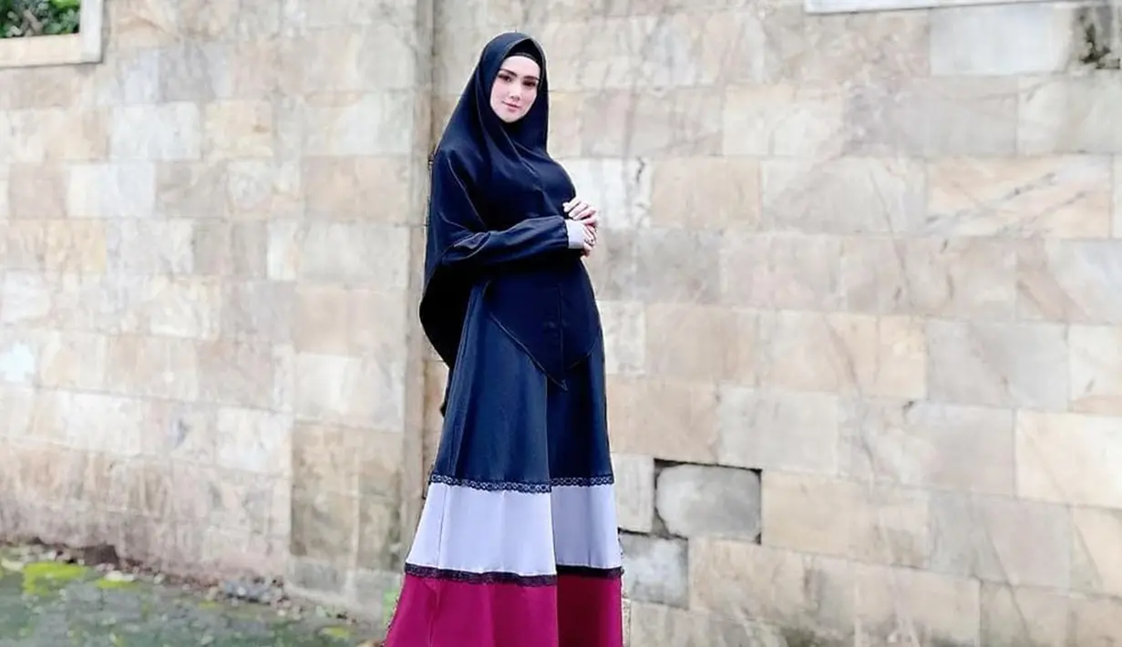 Ia pun kerap mengunggah gaya OOTD saat memakai gamis di akun Instagram pribadinya. Bahkan, penampilan Mulan Jameela ini juga bisa ditiru. (Liputan6.com/IG/@mulanjameela1)