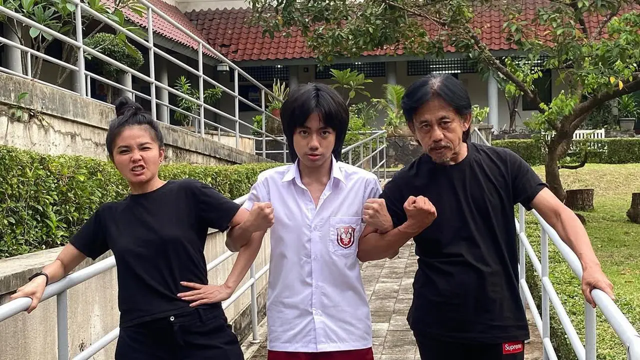 PPotret Keharmonisan Epy Kusnandar Bersama Istri dan Anak