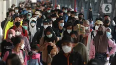 Suasana arus balik mudik Lebaran dengan Kereta Api Kertajaya tujuan Surabaya Pasar Turi-Stasiun Pasar Senen, Jakarta, Rabu (19/5/2021). Stasiun Pasar Senen tak menerapkan kembali pengecekan dokumen bebas COVID-19 bagi para penumpang yang tiba di Jakarta. (merdeka.com/Imam Buhori)