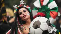 Seorang penari tampil di sepanjang Jalan Reforma di Kota Meksiko, Sabtu, 6 Juni 2026 menjelang Piala Dunia 2026. (AP Photo/Moises Castillo)