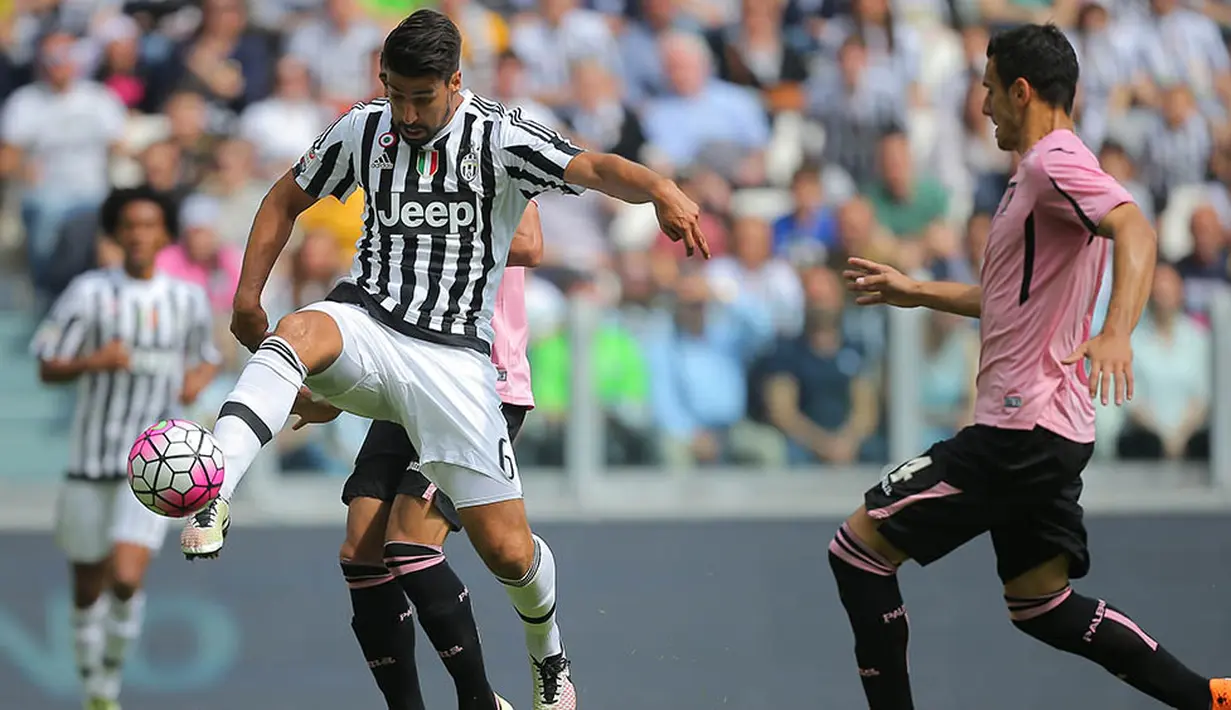 Gelandang Juventus, Sami Khedira, mengontrol bola saat laga Serie A melawan Palermo di Stadion Juventus, Turin, Minggu (17/4/2016). Sementara bagi Palermo hasil ini membuat mereka tertahan di zona degradasi. (AFP/Marco Bertorello)