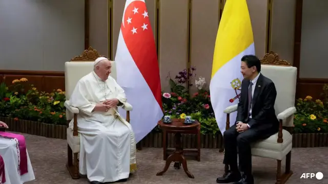 Paus Fransiskus bertemu dengan Perdana Menteri Singapura Lawrence Wong di Gedung Parlemen di Singapura pada 12 September 2024. (POOL/AFP/Gregorio Borgia)