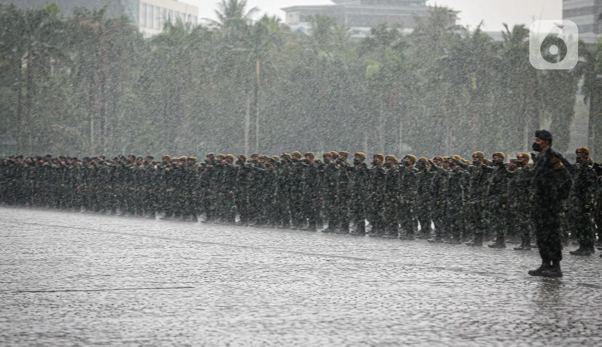 Pasukan gabungan mengikuti gelar pasukan dalam rangka pengetatan PPKM Mikro DKI Jakarta di Lapangan Monas, Jakarta, Jumat (18/6/2021). Gelar pasukan diikuti oleh TNI, Polri, dan Satpol PP. (Liputan6.com/Faizal Fanani)