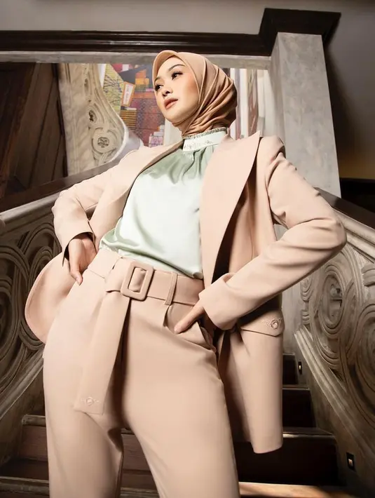 Cara paling mudah dicoba adalah memadukan tailored pants dengan blazer. Atau rok A-line plisket dengan kemeja dan vest. Nah, gimana? Tertarik mencoba? [Foto: @indahnadapuspita]