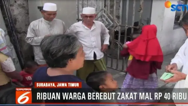 Ribuan Warga Berebut Dapatkan Zakat Rp 40 Ribu di Surabaya