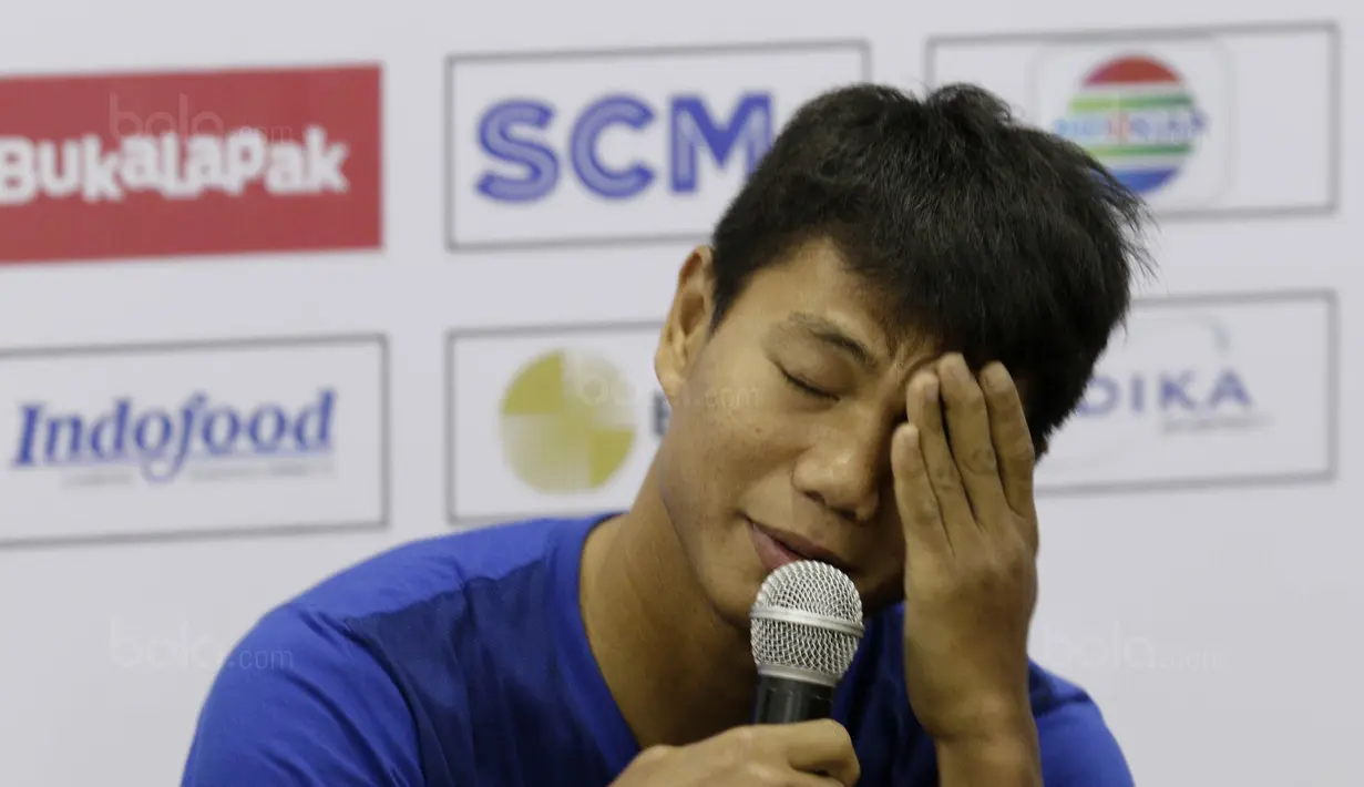 Bek Persib, Achmad Jufriyanto, menahan haru saat memberikan keterangan pers di Stadion GBLA, Bandung, Jumat (26/1/2018). Achmad Jufriyanto resmi mengumumkan kepindahannya dari Persib ke Kuala Lumpur FA, Malaysia. (Bola.com/M Iqbal Ichsan)