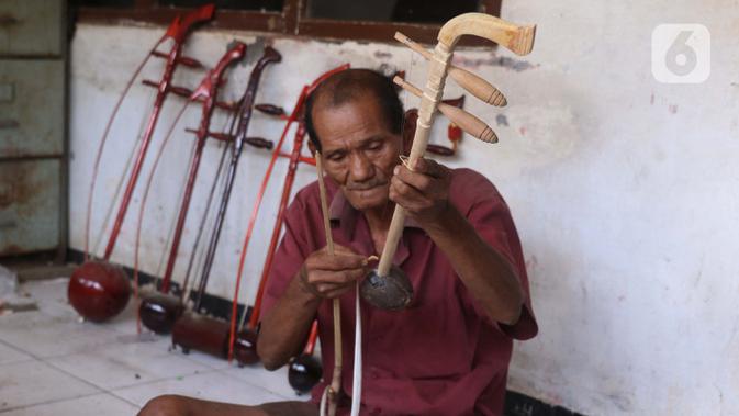 Ghohyong seorang pria tua membuat alat musik Tehyan khas Tionghoa di Neglasari, Kota Tangerang (5/2/2021). Ghohyong biasa menjual alat musik Tehyan sekitar 200 ribu hingga 700 ribu. (Liputan6.com/Angga Yuniar)