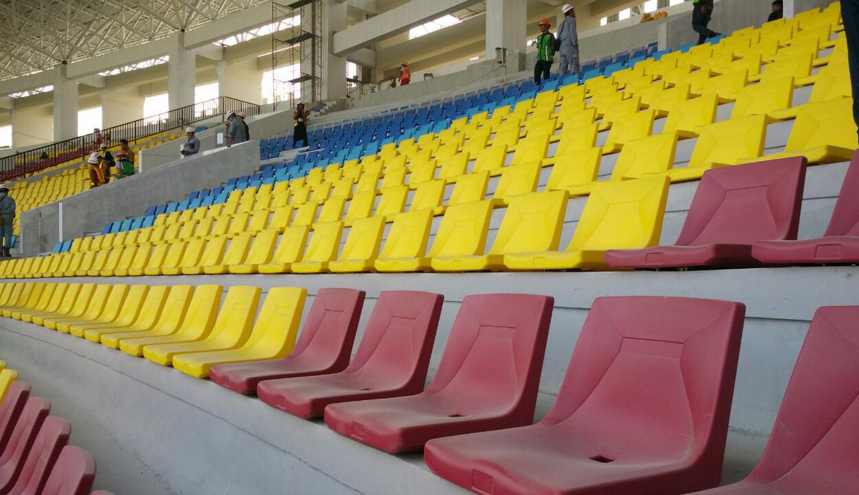 Kursi penonton di Stadion Manahan, telah terpasang rapi dan kuat. (Bola.com/Vincentius Atmaja)