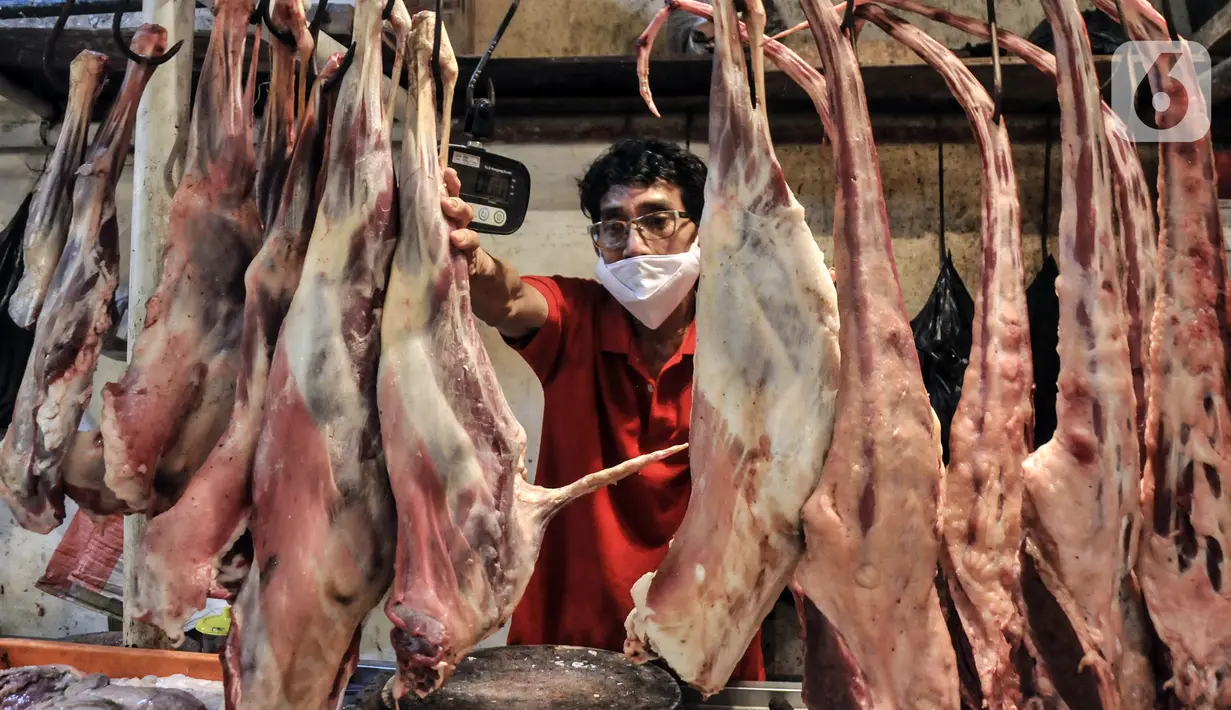 Pedagang daging sapi menunggu pembeli di Pasar Senen, Jakarta, Kamis (17/3/2022). Harga daging sapi yang masih melambung tinggi pada kisaran Rp 130.000 - Rp 145.000 per kilogram menyebabkan penjualan menurun hingga 50 persen. (merdeka.com/Iqbal S. Nugroho)