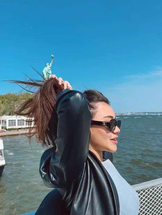 Kacamata hitam dari Celine lengkapi penampilan trendy Aaliyah [@aaliyah.massaid]