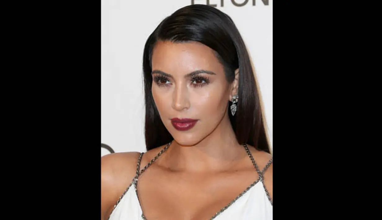 Bintang reality TV, Kim Kardashian pun sangat jarang mengumbar senyum dalam berbagai acara. Kabarnya, ibu dari North West itu mengurangi intensitas tersenyum demi menghindari keriput pada wajahnya. (Frederick M. Brown/Getty Images/AFP)