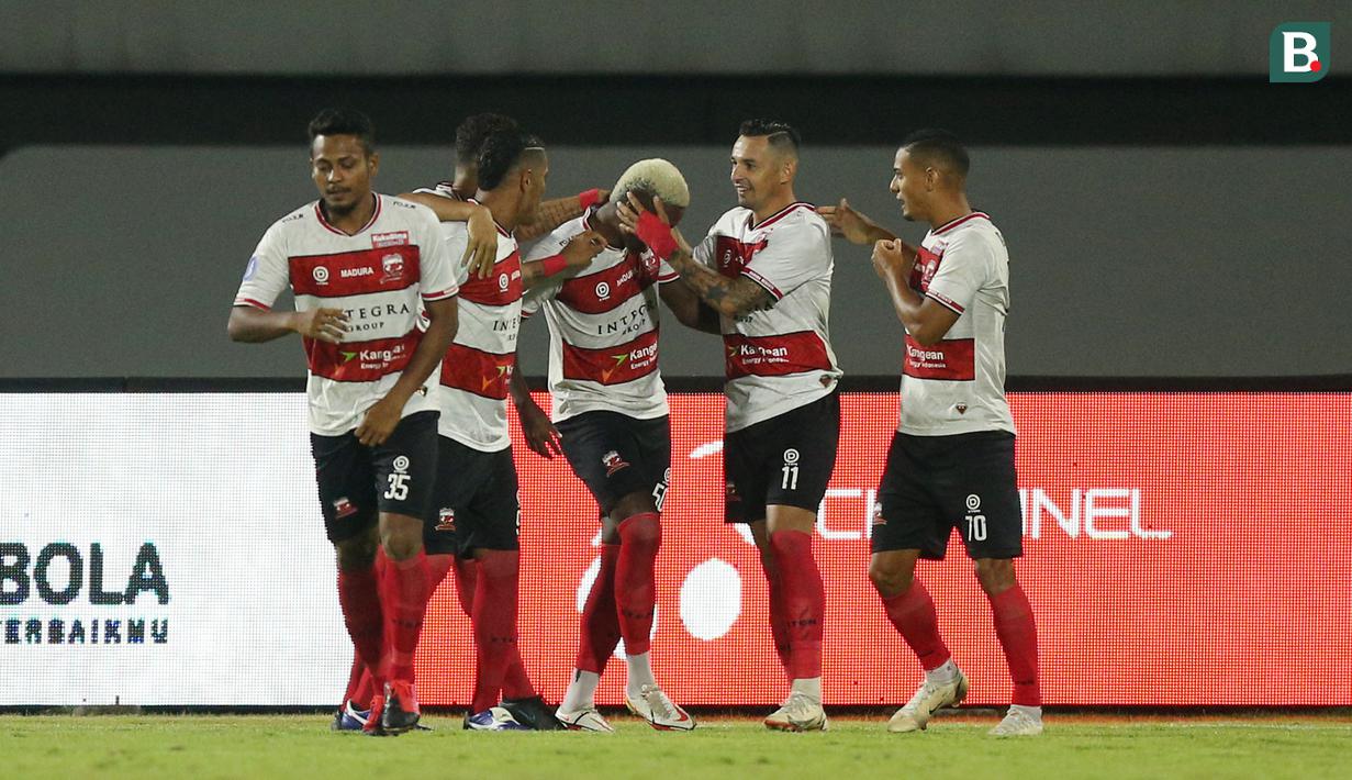 Belum genap satu menit, Laskar Sape Kerrab berhasil membuka keunggulan lewat Hugo Gomes dos Santos Silva (tengah), atau dikenal dengan Jaja. Ia berhasil memanfaatkan bola liar sapuan bek Persikabo, Muhammad Rifki menjadi tendangan placing keras ke arah kanan gawang. (Bola.com/M Iqbal Ichsan)