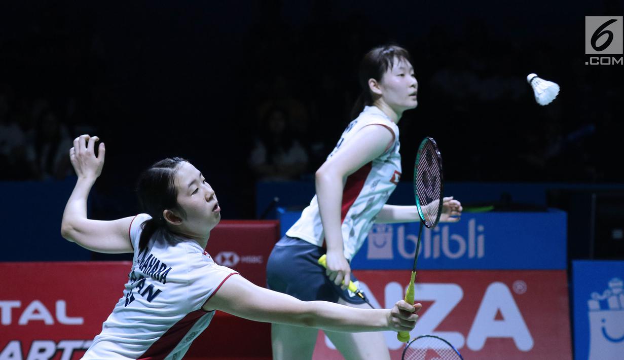Ganda putri Jepang, Mayu Matsumoto/Wakana Nagahara mengembalikan kok ke arah Yuki Fukushima/Sayaka Hirota di Final Indonesia Open 2018 di Istora GBK, Jakarta, Minggu (8/7). Yuki/Sayaka menang 21-14, 16-21, 21-14. (Liputan6.com/Helmi Fithriansyah)