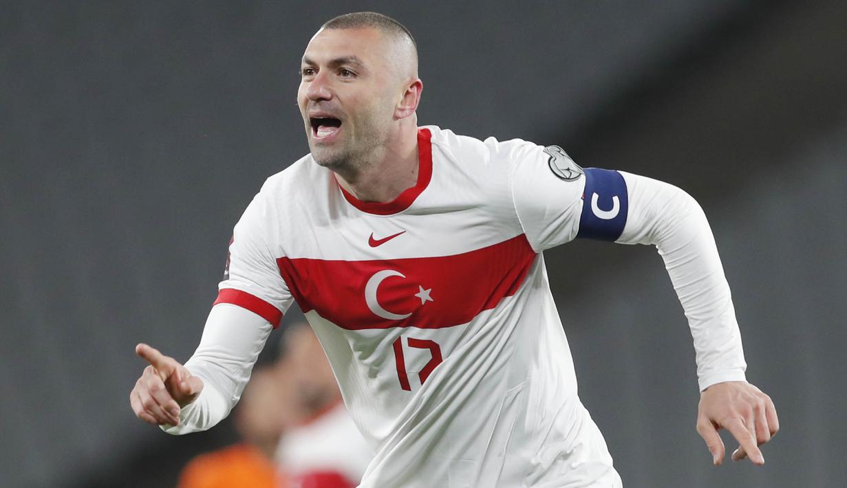 Pemain Turki, Burak Yilmaz, melakukan selebrasi usai mencetak gol ke gawang Belanda pada laga kualifikasi Piala Dunia 2022 di Stadion Olimpiade Ataturk, Kamis (25/3/2021). Turki menang dengan skor 4-2. (Murad Sezer/Pool Photo via AP)