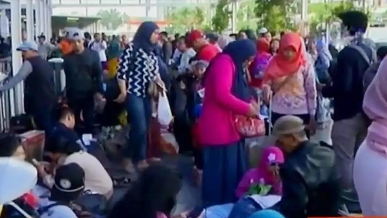 VIDEO: Penumpukan Penumpang di Stasiun Gambir dan Senen
