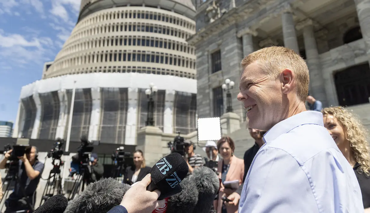 Calon Perdana Menteri baru Selandia Baru Chris Hipkins berbicara kepada media di luar Parlemen di Wellington pada Sabtu (21/1/2023). Hipkins akan memimpin Selandia Baru selama kurang dari delapan bulan ke depan hingga pemilihan umum (pemilu) pada 14 Oktober. (Marty MELVILLE / AFP)