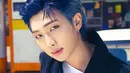 Terakhir, pada comeback single terbarunya ‘permission to dance’ RM mengganti warna rambutnya dengan warna dark blue/copyright instagram/bts.bighitofficial