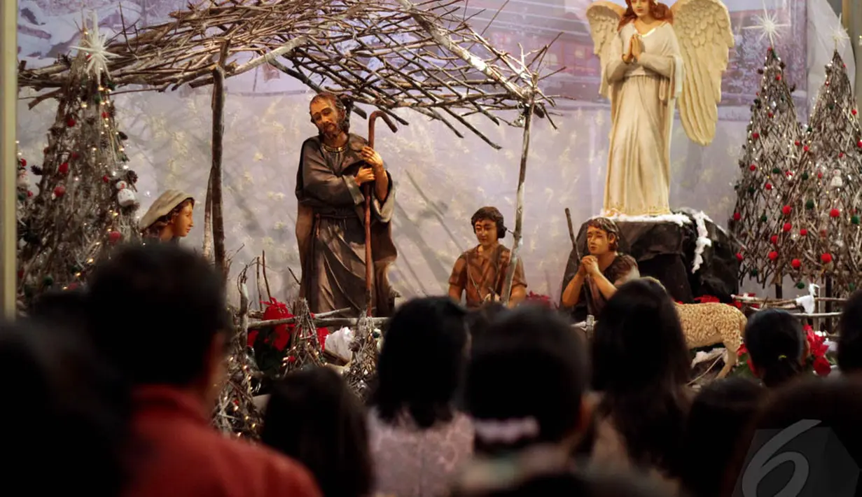 Miniatur yang menggambarkan peristiwa kelahiran Yesus Kristus di Gereja Katedral, Jakarta, Kamis (25/12/2014). (Liputan6.com/Faizal Fanani)