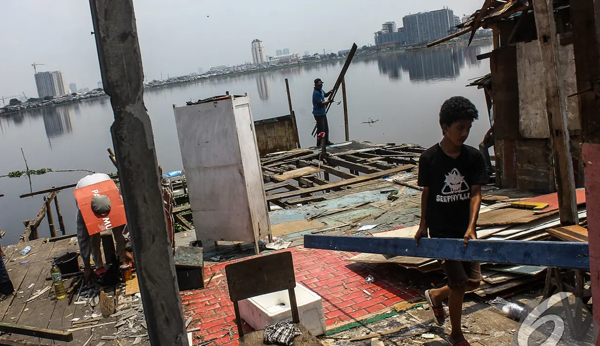 Bagi warga yang membongkar sendiri rumahnya akan diberikan kompensasi kunci kepemilikan rumah susun di kawasan Muara Baru, Jakarta, Rabu (5/11/2014) (Liputan6.com/Faizal Fanani)
