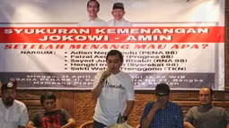 Aktivis 98 berbicara dalam diskusi sekaligus syukuran kemenangan capres-cawapres nomor urut 01 Joko Widodo atau Jokowi dan Ma'ruf Amin versi quick count di Jakarta, Minggu (21/4). Diskusi bertajuk 'Setelah Menang Mau Apa?'. (Liputan6.com/JohanTallo)