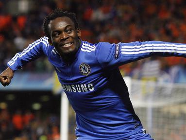 Gelandang Chelsea, Michael Essien, merayakan gol yang dicetaknya ke gawang Apoel Nicosia. Pria asal Ghana tersebut kini akan memulai lembaran baru dengan bergabung bersama klub raksasa Indonesia, Persib Bandung. (AFP/Glyn Kirk)