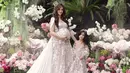 Saat pemotretan foto maternity Magika, Nia Ramadhani mengenakan gaun yang sama dengan putri kesayangannya. Keduanya tampak memesona dengan tiara di kepala. Dengan desain gaun off-shoulder, Mikhayla terlihat super manis bak gulali. (Liputan6.com/Instagram/@ramadhaniabakrie)