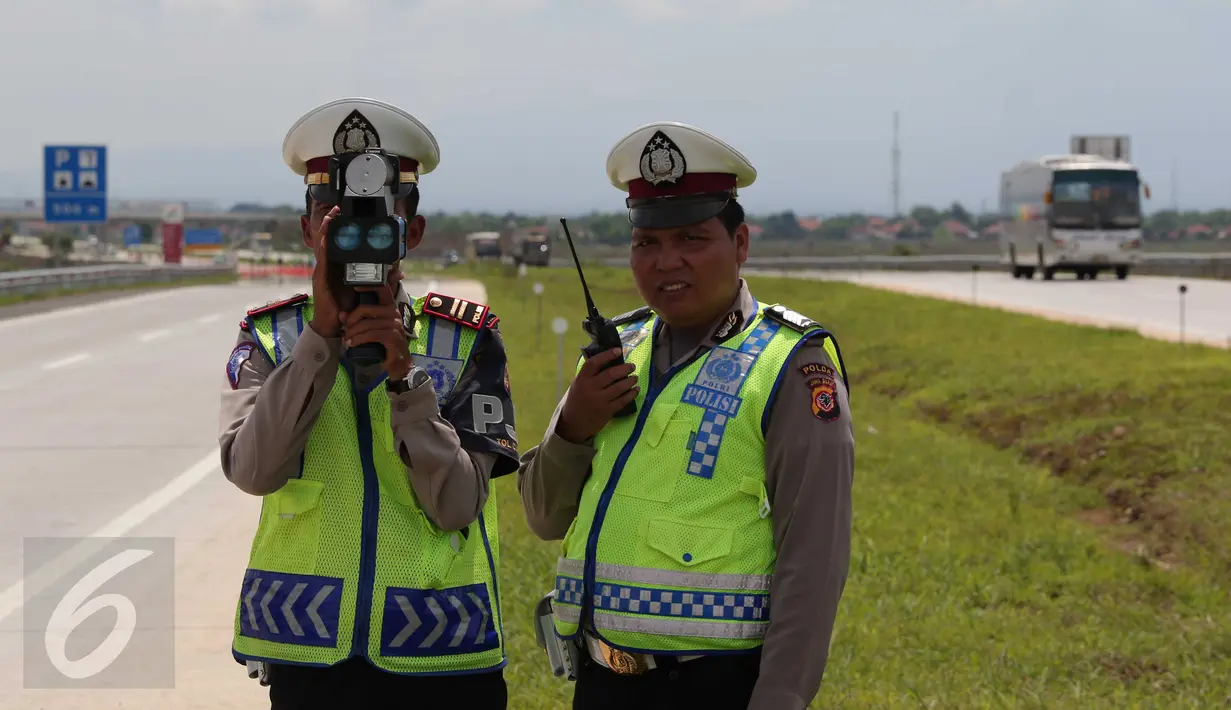 Polisi gunakan alat pendeteksi laju kendaraan di ruas tol Cikampek-Palimanan KM.165, Majalengka, (14/12). Ini upaya pihak berwenang dan operator jalan tol dalam menjaga dan meningkatkan keselamatan berkendara di tol. (Liputan6.com/Angga Yuniar)