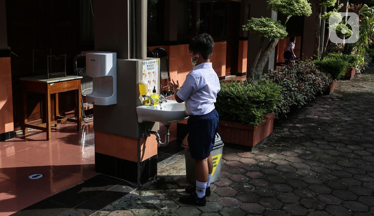Seorang siswa mencuci tangannya sebelum memasuki kelas saat pelaksanaan Pembelajaran Tatap Muka (PTM) di SD Pangudi Luhur Jakarta, Rabu (25/5/2022). Pemerintah pusat menerapkan Pemberlakuan Pembatasan Kegiatan Masyarakat (PPKM) level 1 untuk wilayah aglomerasi Jakarta, Bogor, Depok, Tangerang, dan Bekasi (Jabodetabek) selama dua pekan, terhitung sejak 24 Mei sampai 6 Juni 2022. (Liputan6.com/Johan Tallo)