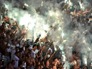 Aksi suporter Palmeiras saat bertanding melawan River Plate dalam laga Copa Libertadores 2016 di Stadion Allianz Parque, Sao Paulo, Brasil,(14/4/2016). (AFP/Nelson Almeida)