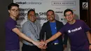 VP Retail Deposit Product & Solution Oki Daniar, Group Head Enterprise Product & Marketing XL Axiata Sharif Lukman Mahfoedz dan CEO Mekari Suwandi Soh, saat berbincang terkait penyelenggaraan Mekari Conference di Jakarta, Kamis (25/4). (Liputan6.com/Angga Yuniar)