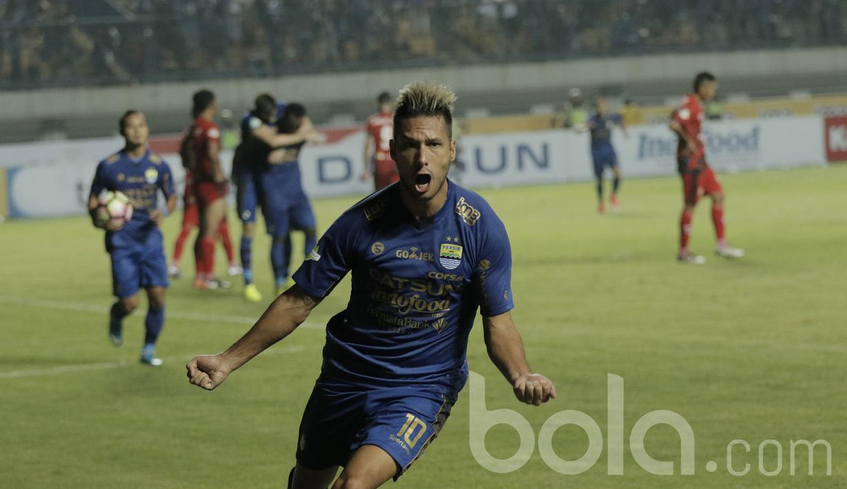 Gelandang Persib, Raphael Maitimo, melakukan selebrasi usai mencetak gol ke gawang Persiba pada laga lanjutan liga 1 Indonesia di Stadion GBLA, Bandung, Minggu (11/6/2017). Persib menang 1-0. (Bola.com/M Iqbal Ichsan)