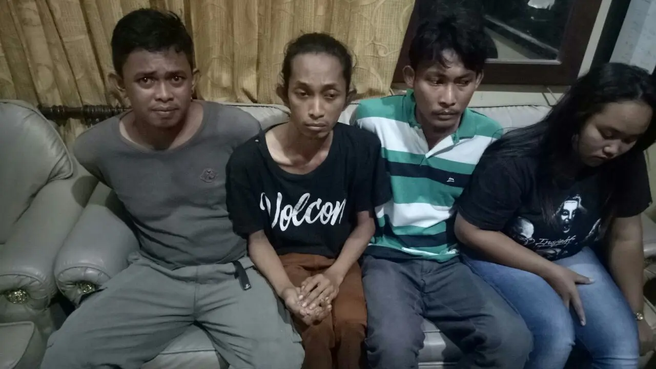 Aksi Pura-pura Geli Peserta Pesta Narkoba saat Digeledah Polisi