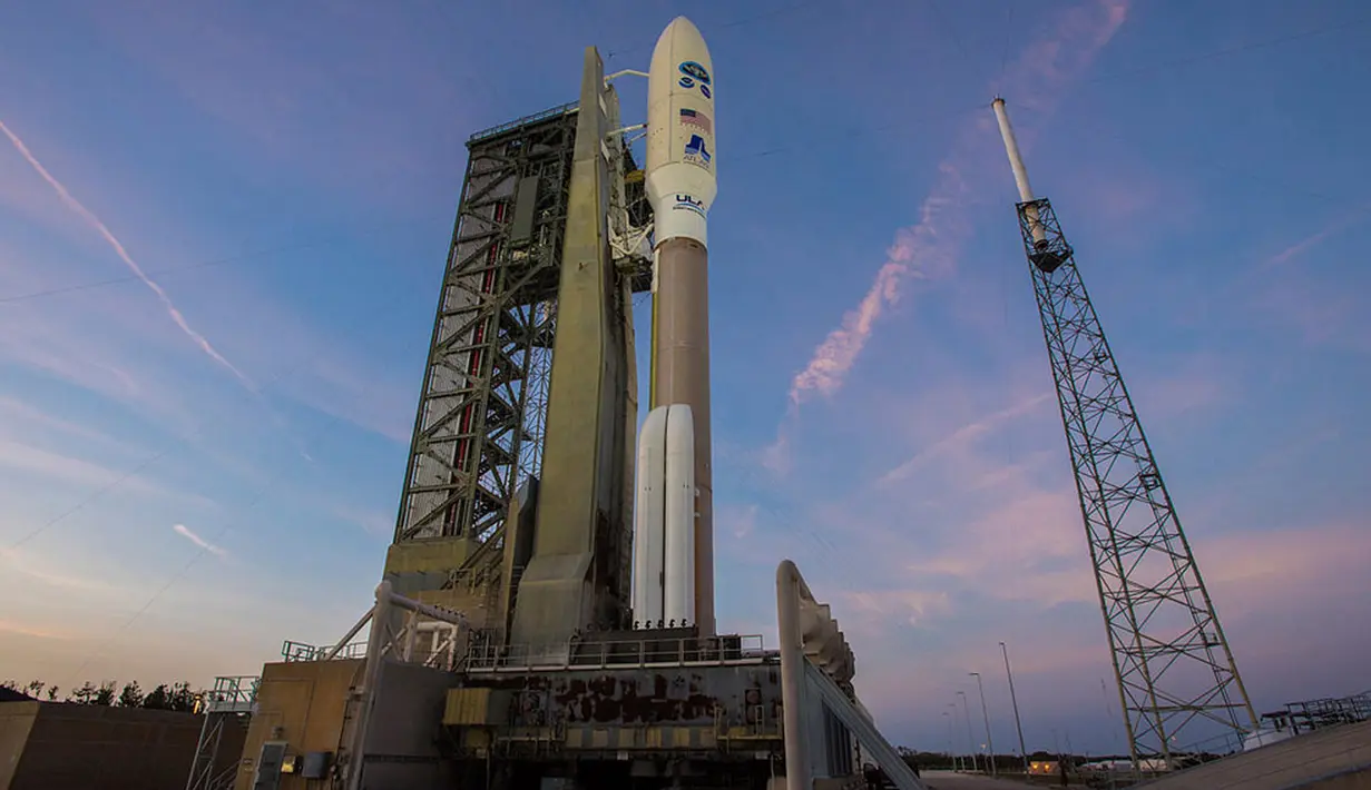 Roket United Launch Alliance Atlas (ULA) V siap diluncurkan dari Cape Canaveral Air Force Station, Florida, Amerika Serikat, Kamis (1/3). (United Launch Alliance/NASA via AP)