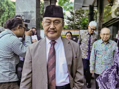 Ketua Majelis Kehormatan Mahkamah Konstitusi (MKMK) Jimly Asshiddiqie saat memasuki Gedung Mahkamah Konstitusi, Jakarta, Senin (30/10/2023). (Liputan6.com/Angga Yuniar)