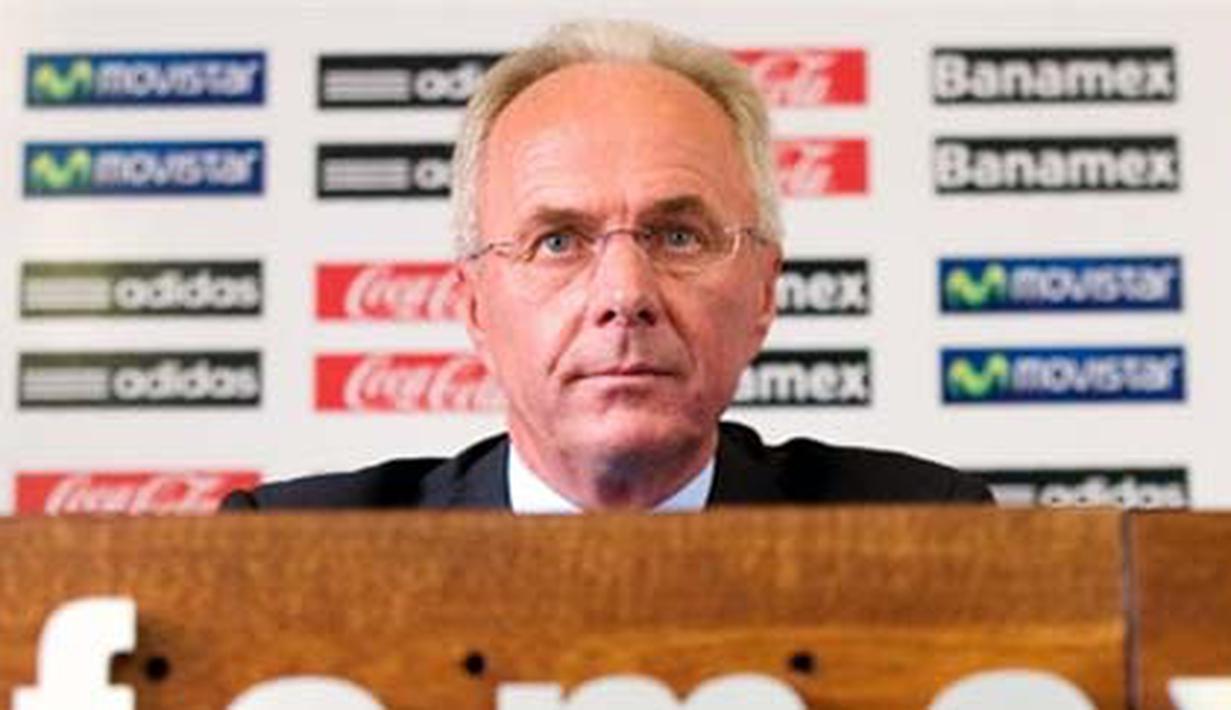 Mexican national football team coach, Swedish Sven-G&ouml;ran Eriksson listens to a question during a press conference in Mexico City on July 10, 2008. AFP PHOTO/Luis Acosta
