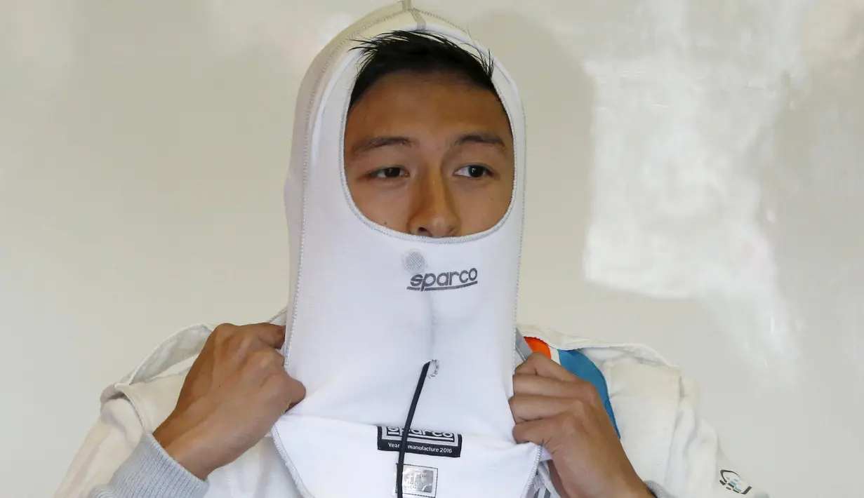 Pembalap Manor Racing F1 Rio Haryanto memakai pelindung kepala tahan api sebelum mengikuti latihan ketiga Australian Formula One Grand Prix di Melbourne, (19/3). (REUTERS/Brandon Malone)