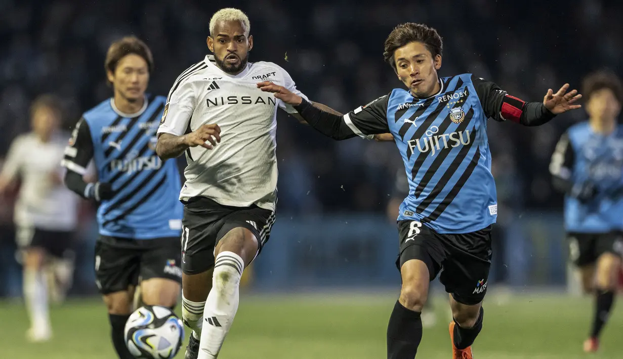 Yokohama Marinos masih akan mengandalkan striker asal Brasil, Anderson Lopes (tengah) untuk merebut tiga poin penuh sambil berharap Vissel Kobe terpeleset untuk mengkudeta puncak klasemen sementara J1 League 2023. (AFP/Yuichi Yamazaki)