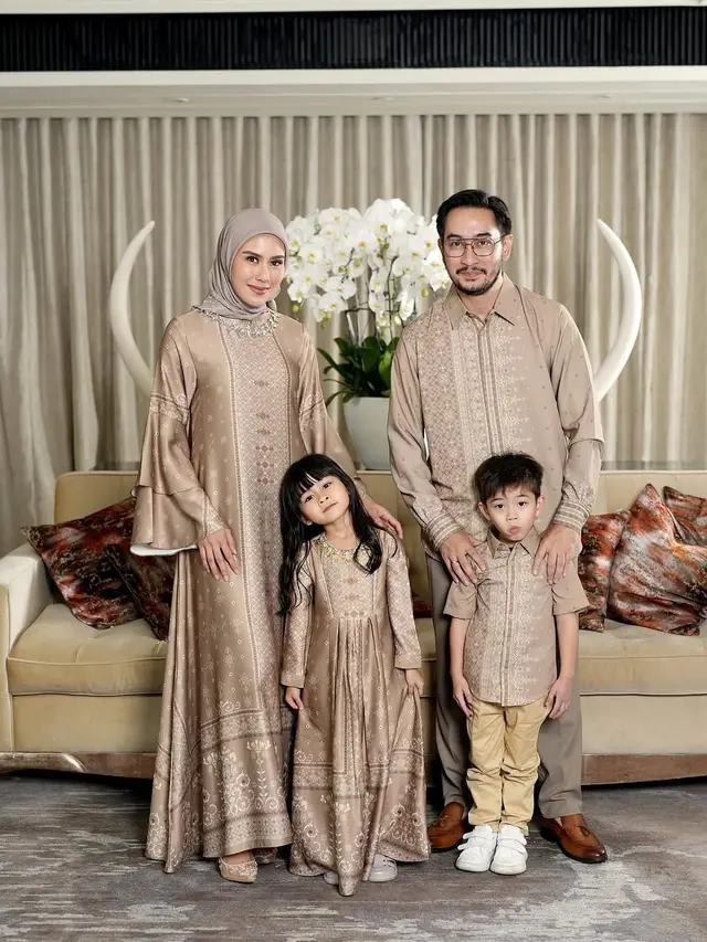 5 Potret Gaya Keluarga Artis Pakai Baju Modest untuk Ramadan, dari Syahnaz Sadiqah hingga Nagita Slavina