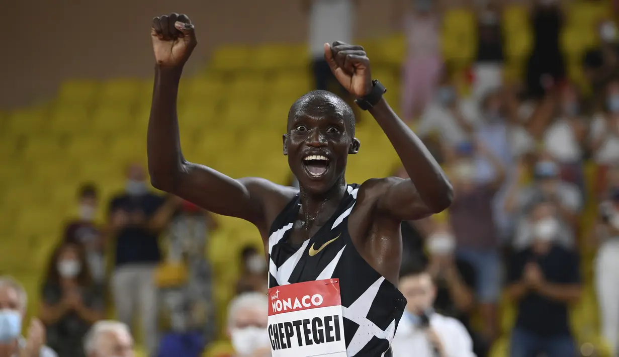 Ekspresi pelari Uganda Joshua Cheptegei usai memecahkan rekor dunia 5.000 meter putra di final kejuaraan Monaco Diamond League 2020, Stadion Louis II, Monako, Jumat (14/8/2020). Joshua memecahkan rekor dunia lari 5.000 meter dengan catatan waktu 12:35,36. (Matthias Hangst/Pool Via AP)