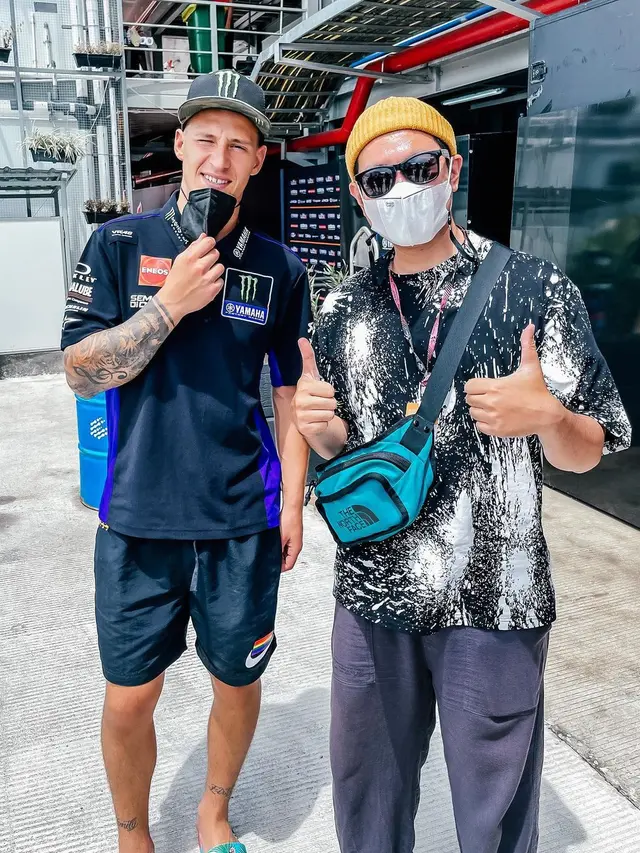 8 Potret Melki Bajaj Foto Bareng Pembalap MotoGP di Mandalika, Banjir Pujian