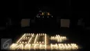 Lilin berbentuk tulisan 60+ Earth Hour di lobi Hotel Sheraton Grand Jakarta, Gandaria City, Sabtu (25/3). Sheraton Grand Jakarta Gandaria City Hotel ikut berpartisipasi dalam meramaikan acara Earth Hour 2017 selama satu jam. (Liputan6.com/Yoppy Renato)