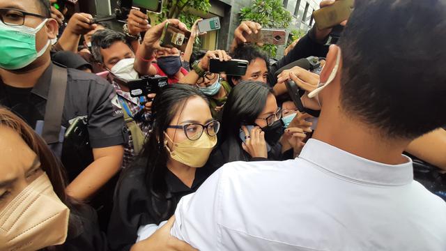 Selebgram, Rachel Vennya usai menjalani pemeriksaan sebagai tersangka di Polda Metro Jaya